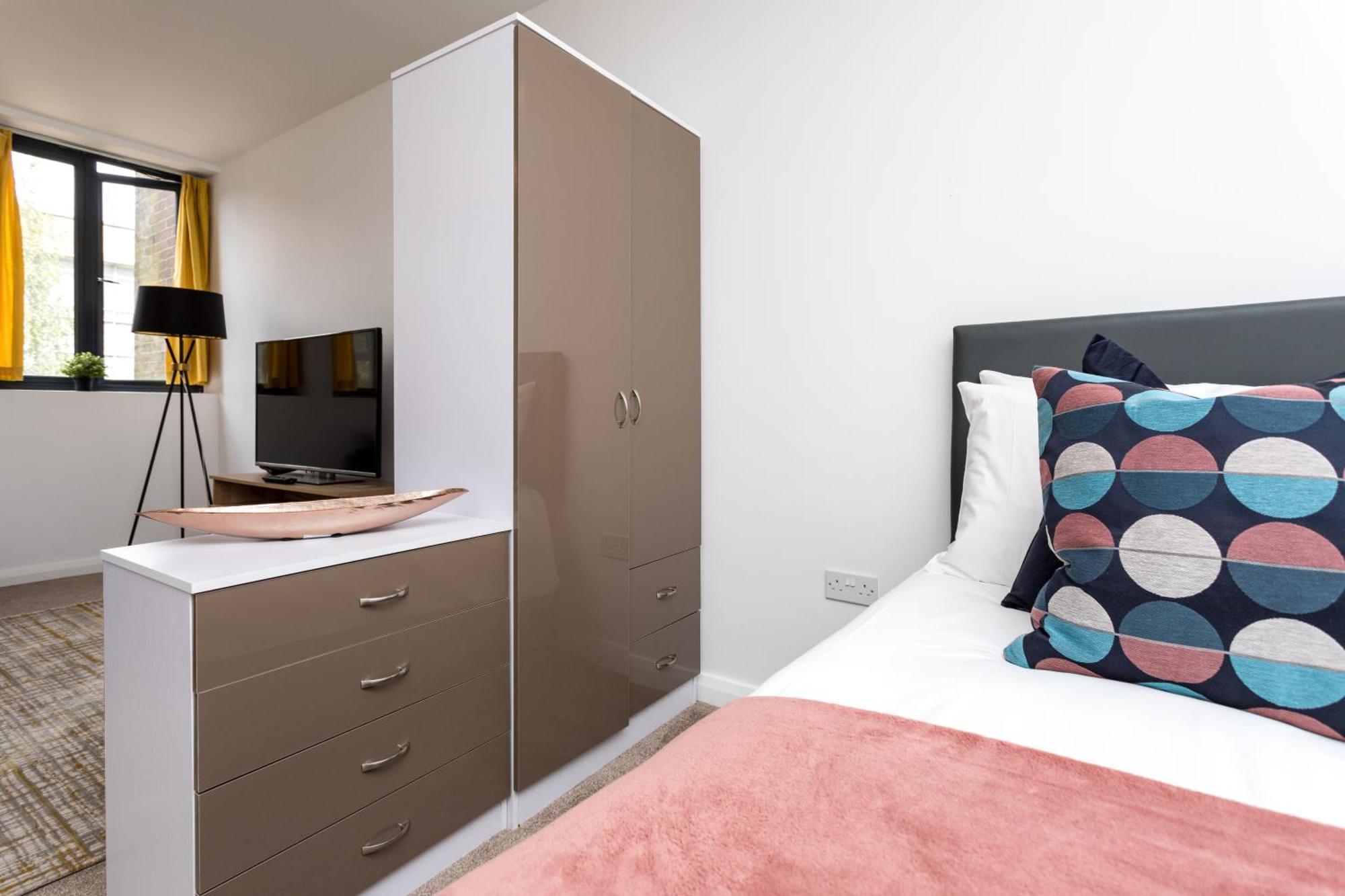 Flat 7- Spacious Studio Flat In The Heart Of Crawley Exterior photo