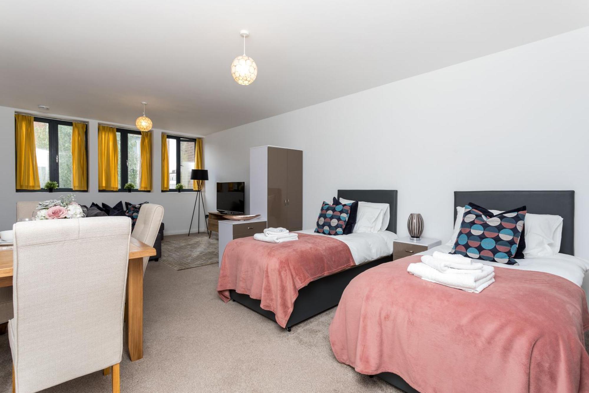 Flat 7- Spacious Studio Flat In The Heart Of Crawley Exterior photo